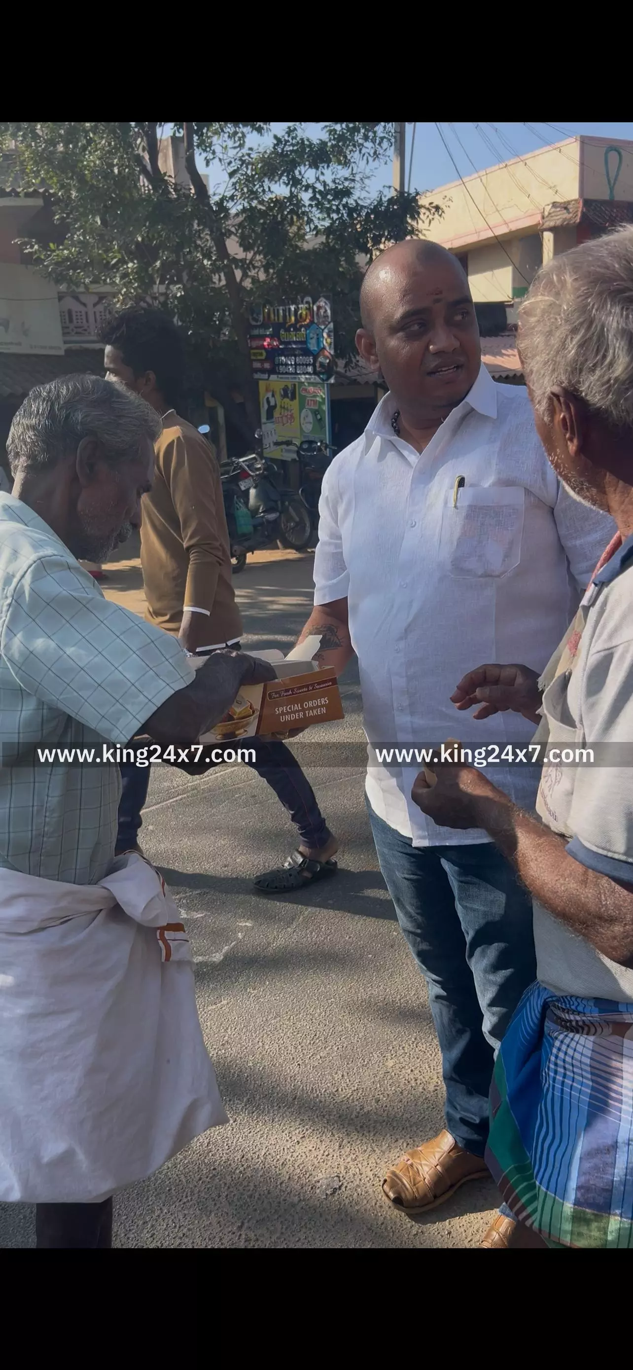 ரெட்டியப்பட்டியில் தவெக கடவூர் தெற்கு ஒன்றியம் சார்பில் பொதுமக்களுக்கு இனிப்பு வழங்கி கொண்டாட்டம் ரெட்டியப்பட்டியில் தவெக கடவூர் தெற்கு ஒன்றியம் சார்பில் பொதுமக்களுக்கு இனிப்பு வழங்கி கொண்டாட்டம்