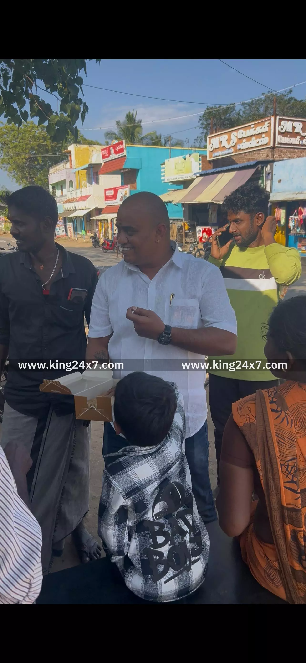 ரெட்டியப்பட்டியில் தவெக கடவூர் தெற்கு ஒன்றியம் சார்பில் பொதுமக்களுக்கு இனிப்பு வழங்கி கொண்டாட்டம் ரெட்டியப்பட்டியில் தவெக கடவூர் தெற்கு ஒன்றியம் சார்பில் பொதுமக்களுக்கு இனிப்பு வழங்கி கொண்டாட்டம்