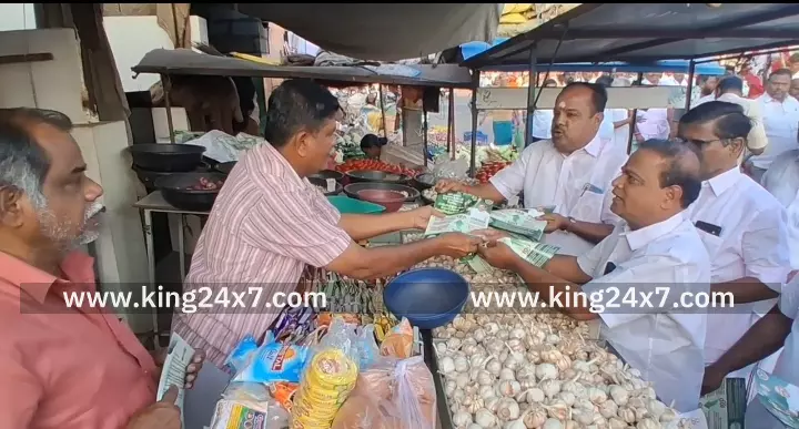 கரூரில் தேர்தலுக்கு தயாராகும் அதிமுகவினர். வியாபாரிகள், பொதுமக்களை சந்தித்து அதிமுக சாதனை விளக்க துண்டு பிரசுரம் வழங்கி பிரச்சாரம் செய்தனர். கரூரில் தேர்தலுக்கு தயாராகும் அதிமுகவினர். வியாபாரிகள், பொதுமக்களை சந்தித்து அதிமுக சாதனை விளக்க துண்டு பிரசுரம் வழங்கி பிரச்சாரம் செய்தனர்.