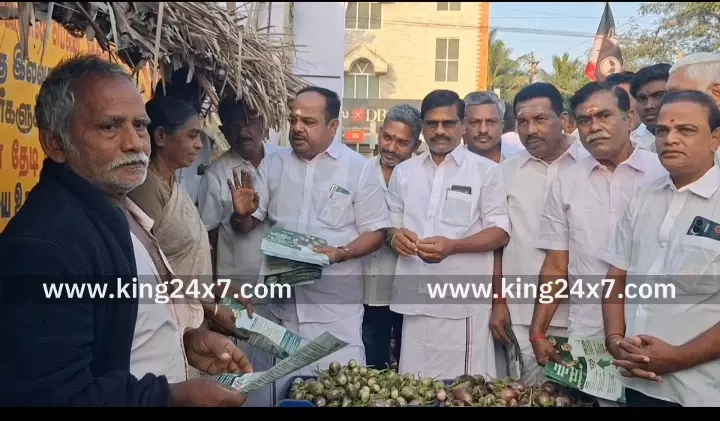 கரூரில் தேர்தலுக்கு தயாராகும் அதிமுகவினர். வியாபாரிகள், பொதுமக்களை சந்தித்து அதிமுக சாதனை விளக்க துண்டு பிரசுரம் வழங்கி பிரச்சாரம் செய்தனர். கரூரில் தேர்தலுக்கு தயாராகும் அதிமுகவினர். வியாபாரிகள், பொதுமக்களை சந்தித்து அதிமுக சாதனை விளக்க துண்டு பிரசுரம் வழங்கி பிரச்சாரம் செய்தனர்.