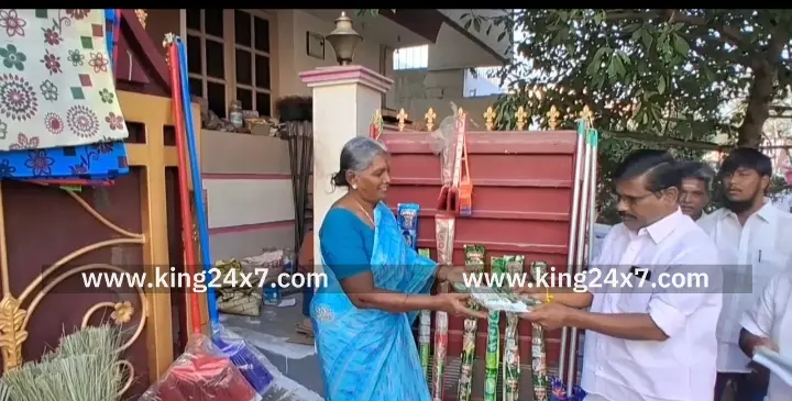 கரூரில் தேர்தலுக்கு தயாராகும் அதிமுகவினர். வியாபாரிகள், பொதுமக்களை சந்தித்து அதிமுக சாதனை விளக்க துண்டு பிரசுரம் வழங்கி பிரச்சாரம் செய்தனர். கரூரில் தேர்தலுக்கு தயாராகும் அதிமுகவினர். வியாபாரிகள், பொதுமக்களை சந்தித்து அதிமுக சாதனை விளக்க துண்டு பிரசுரம் வழங்கி பிரச்சாரம் செய்தனர்.