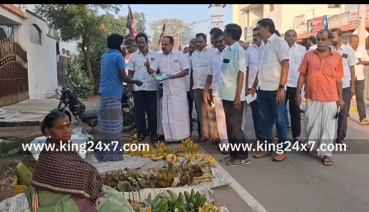 கரூரில் தேர்தலுக்கு தயாராகும் அதிமுகவினர். வியாபாரிகள், பொதுமக்களை சந்தித்து அதிமுக சாதனை விளக்க துண்டு பிரசுரம் வழங்கி பிரச்சாரம் செய்தனர். கரூரில் தேர்தலுக்கு தயாராகும் அதிமுகவினர். வியாபாரிகள், பொதுமக்களை சந்தித்து அதிமுக சாதனை விளக்க துண்டு பிரசுரம் வழங்கி பிரச்சாரம் செய்தனர்.