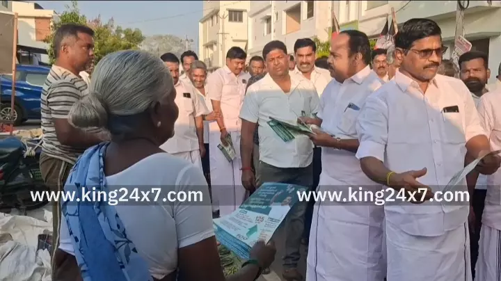 கரூரில் தேர்தலுக்கு தயாராகும் அதிமுகவினர். வியாபாரிகள், பொதுமக்களை சந்தித்து அதிமுக சாதனை விளக்க துண்டு பிரசுரம் வழங்கி பிரச்சாரம் செய்தனர். கரூரில் தேர்தலுக்கு தயாராகும் அதிமுகவினர். வியாபாரிகள், பொதுமக்களை சந்தித்து அதிமுக சாதனை விளக்க துண்டு பிரசுரம் வழங்கி பிரச்சாரம் செய்தனர்.