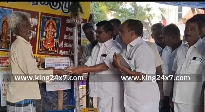 கரூரில் தேர்தலுக்கு தயாராகும் அதிமுகவினர். வியாபாரிகள், பொதுமக்களை சந்தித்து அதிமுக சாதனை விளக்க துண்டு பிரசுரம் வழங்கி பிரச்சாரம் செய்தனர். கரூரில் தேர்தலுக்கு தயாராகும் அதிமுகவினர். வியாபாரிகள், பொதுமக்களை சந்தித்து அதிமுக சாதனை விளக்க துண்டு பிரசுரம் வழங்கி பிரச்சாரம் செய்தனர்.