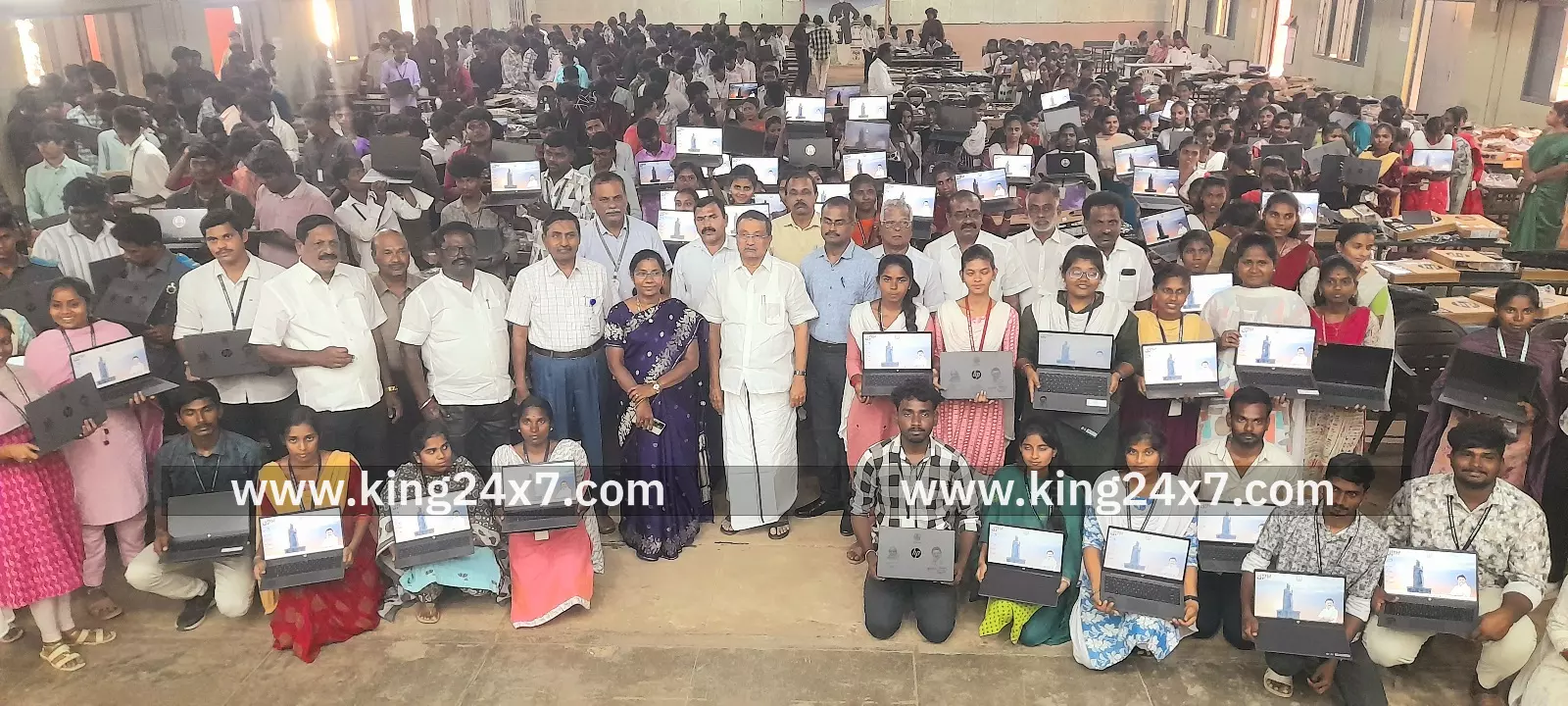 கந்தசாமி கண்டர் கல்லூரி மாணவ மாணவிகளுக்கு மடிக்கணினி வழங்கும் விழா. கந்தசாமி கண்டர் கல்லூரி மாணவ மாணவிகளுக்கு மடிக்கணினி வழங்கும் விழா.