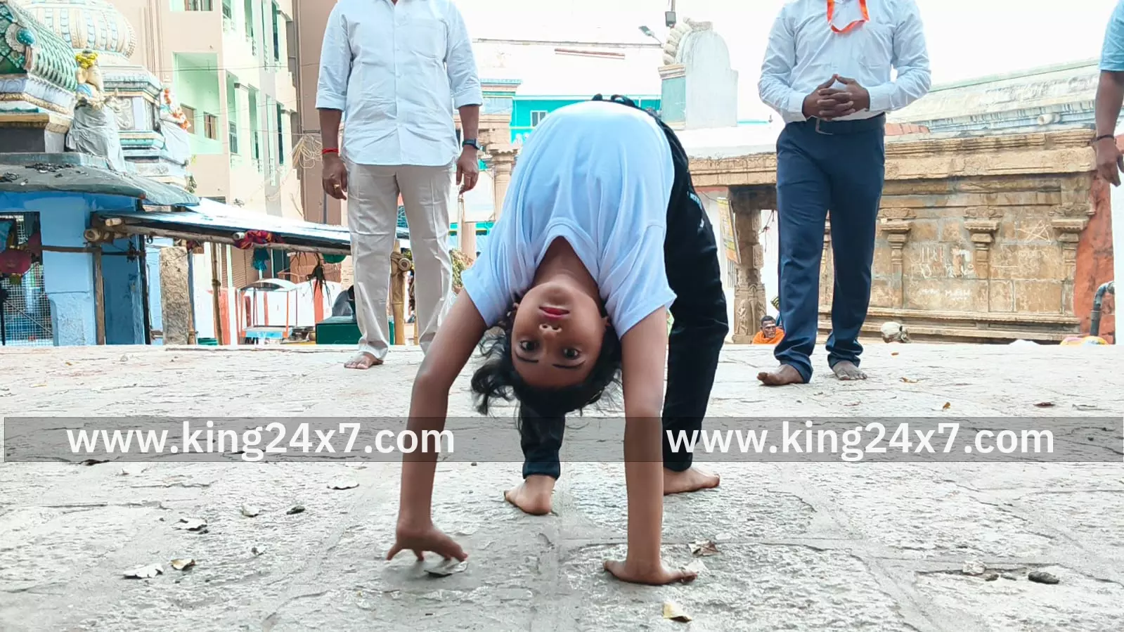 திருச்செங்கோடு அர்த்தநாரீஸ்வரர் மலைக்கோவிலில் 1300 படிக்கட்டுகளிலும் யோகாசனம் செய்தபடி மலை ஏறிய சேலத்தை சேர்ந்த மூன்றாம் வகுப்பு படிக்கும் இஸ்லாமிய சிறுமி*