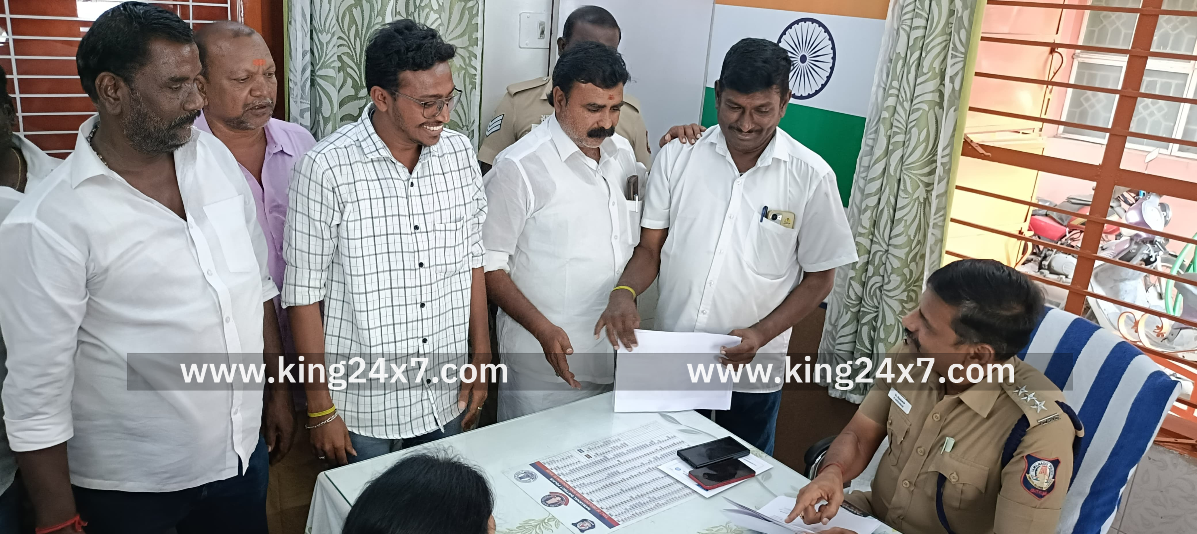 திருச்செங்கோட்டில் தவெகவினர் வைத்த பேனருக்கு ஆட்சேபம் தெரிவித்து போலீசில் புகார்