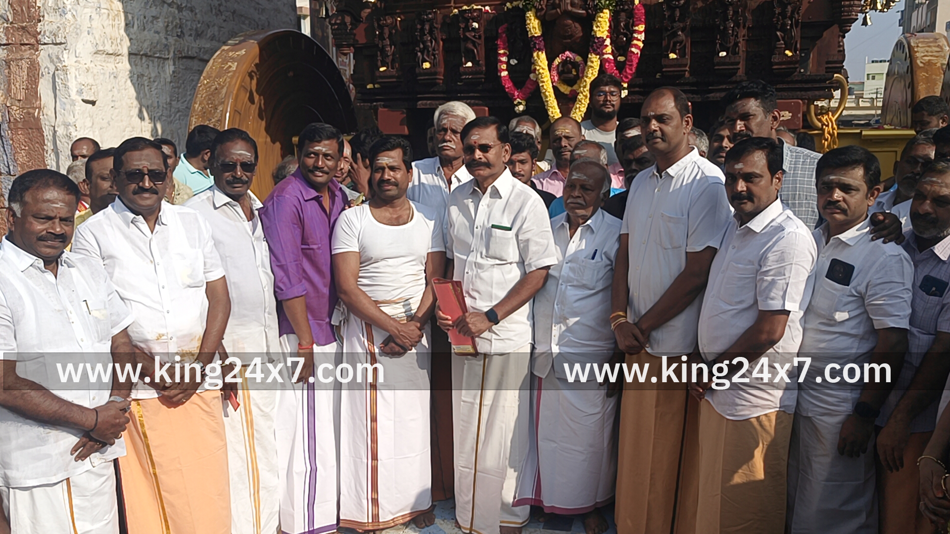 அர்த்தநாரீஸ்வரர் கோவிலின் புதிய தேர் நாளை வெள்ளோட்டம் விடப்பட உள்ள நிலையில்செய்யப்பட்ட இடத்திலிருந்து வெளியில் இழுக்கப்பட்டு வெள்ளோட்டம் விட தயாராக நிறுத்தப்பட்டது