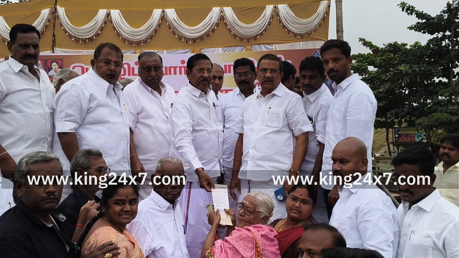 மொழிப்போர்  தியாகியின் வாரிசுக்கு  ஒரு லட்சம் நிதி உதவி வழங்கிய  
மாநில தி.மு.க. அமைப்பு செயலர் பாரதி