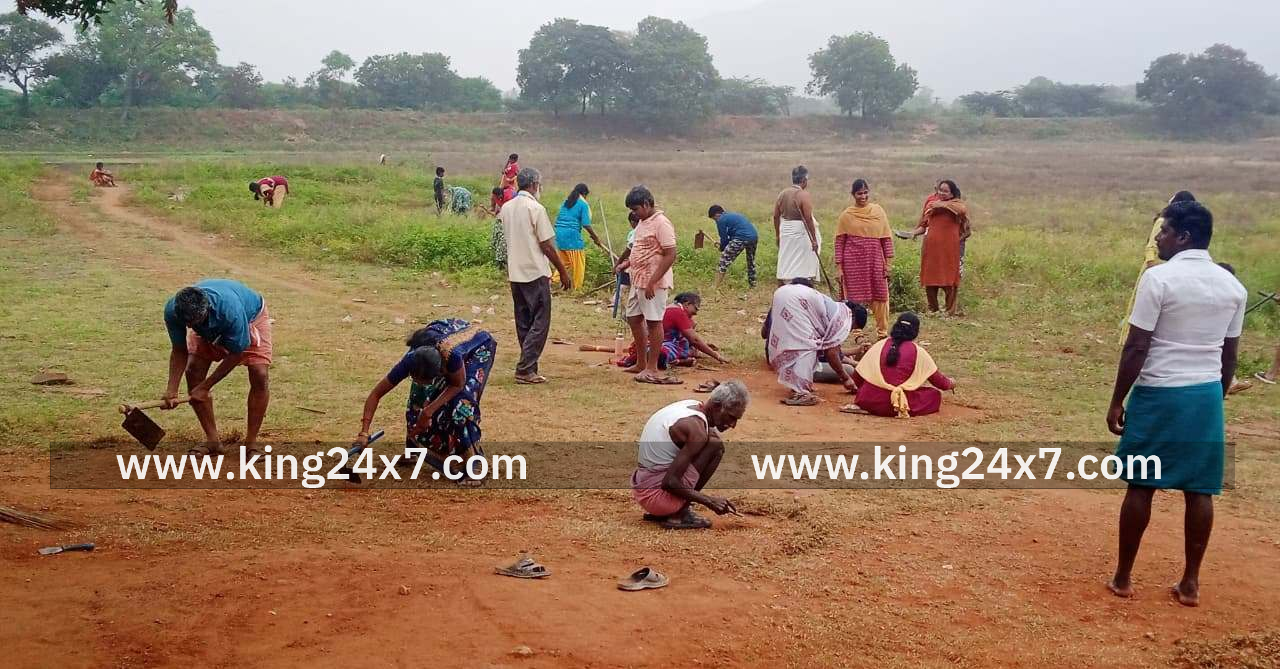 கடவூர் அருகே தொண்டமாங்கிணம் கிராமம் ஆதிசுயம்பீஸ்வரர் கோவிலில் தூய்மை பணி