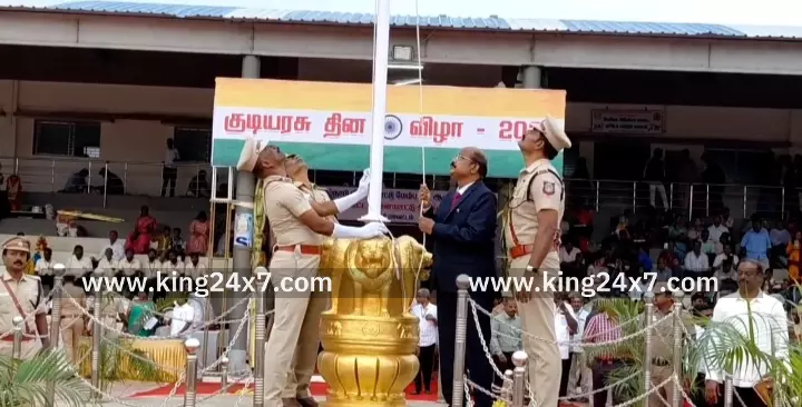 கரூரில் நடைபெற்ற குடியரசு தின விழாவில் 34 பயனாளிகளுக்கு ரூபாய் சுமார் 55 லட்சம் மதிப்பீட்டில் நலத்திட்டங்களை வழங்கி வாழ்த்து தெரிவித்தார் மாவட்ட ஆட்சியர் தங்கவேல். கரூரில் நடைபெற்ற குடியரசு தின விழாவில் 34 பயனாளிகளுக்கு ரூபாய் சுமார் 55 லட்சம் மதிப்பீட்டில் நலத்திட்டங்களை வழங்கி வாழ்த்து தெரிவித்தார் மாவட்ட ஆட்சியர் தங்கவேல்.