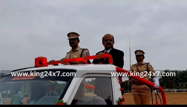 கரூரில் நடைபெற்ற குடியரசு தின விழாவில் 34 பயனாளிகளுக்கு ரூபாய் சுமார் 55 லட்சம் மதிப்பீட்டில் நலத்திட்டங்களை வழங்கி வாழ்த்து தெரிவித்தார் மாவட்ட ஆட்சியர் தங்கவேல். கரூரில் நடைபெற்ற குடியரசு தின விழாவில் 34 பயனாளிகளுக்கு ரூபாய் சுமார் 55 லட்சம் மதிப்பீட்டில் நலத்திட்டங்களை வழங்கி வாழ்த்து தெரிவித்தார் மாவட்ட ஆட்சியர் தங்கவேல்.