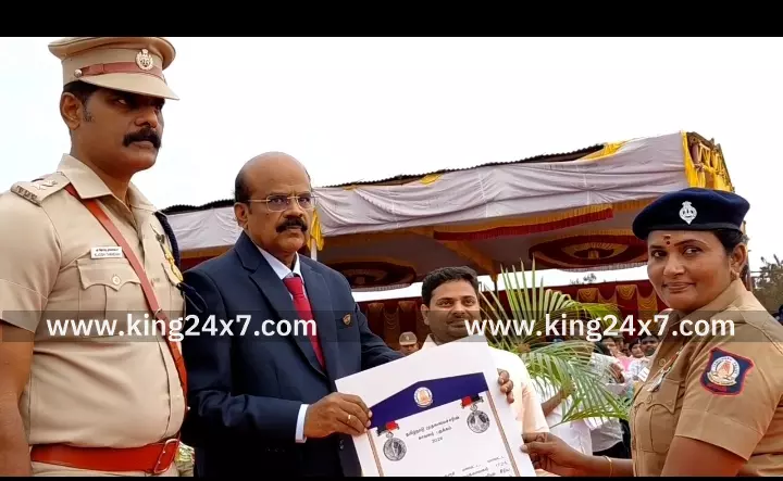 கரூரில் நடைபெற்ற குடியரசு தின விழாவில் 34 பயனாளிகளுக்கு ரூபாய் சுமார் 55 லட்சம் மதிப்பீட்டில் நலத்திட்டங்களை வழங்கி வாழ்த்து தெரிவித்தார் மாவட்ட ஆட்சியர் தங்கவேல். கரூரில் நடைபெற்ற குடியரசு தின விழாவில் 34 பயனாளிகளுக்கு ரூபாய் சுமார் 55 லட்சம் மதிப்பீட்டில் நலத்திட்டங்களை வழங்கி வாழ்த்து தெரிவித்தார் மாவட்ட ஆட்சியர் தங்கவேல்.