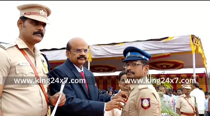 கரூரில் நடைபெற்ற குடியரசு தின விழாவில் 34 பயனாளிகளுக்கு ரூபாய் சுமார் 55 லட்சம் மதிப்பீட்டில் நலத்திட்டங்களை வழங்கி வாழ்த்து தெரிவித்தார் மாவட்ட ஆட்சியர் தங்கவேல். கரூரில் நடைபெற்ற குடியரசு தின விழாவில் 34 பயனாளிகளுக்கு ரூபாய் சுமார் 55 லட்சம் மதிப்பீட்டில் நலத்திட்டங்களை வழங்கி வாழ்த்து தெரிவித்தார் மாவட்ட ஆட்சியர் தங்கவேல்.