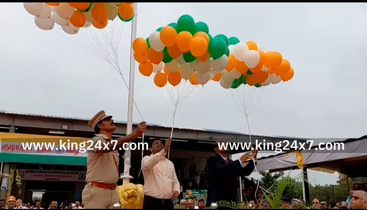 கரூரில் நடைபெற்ற குடியரசு தின விழாவில் 34 பயனாளிகளுக்கு ரூபாய் சுமார் 55 லட்சம் மதிப்பீட்டில் நலத்திட்டங்களை வழங்கி வாழ்த்து தெரிவித்தார் மாவட்ட ஆட்சியர் தங்கவேல். கரூரில் நடைபெற்ற குடியரசு தின விழாவில் 34 பயனாளிகளுக்கு ரூபாய் சுமார் 55 லட்சம் மதிப்பீட்டில் நலத்திட்டங்களை வழங்கி வாழ்த்து தெரிவித்தார் மாவட்ட ஆட்சியர் தங்கவேல்.