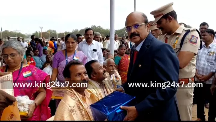 கரூரில் நடைபெற்ற குடியரசு தின விழாவில் 34 பயனாளிகளுக்கு ரூபாய் சுமார் 55 லட்சம் மதிப்பீட்டில் நலத்திட்டங்களை வழங்கி வாழ்த்து தெரிவித்தார் மாவட்ட ஆட்சியர் தங்கவேல். கரூரில் நடைபெற்ற குடியரசு தின விழாவில் 34 பயனாளிகளுக்கு ரூபாய் சுமார் 55 லட்சம் மதிப்பீட்டில் நலத்திட்டங்களை வழங்கி வாழ்த்து தெரிவித்தார் மாவட்ட ஆட்சியர் தங்கவேல்.