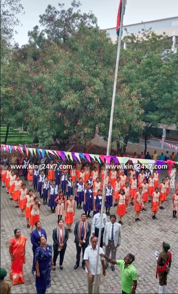 கரூர்-பரணி பார்க் கல்வி நிறுவனங்களில் 77-வது குடியரசு தினவிழா கொண்டாட்டம். கரூர்-பரணி பார்க் கல்வி நிறுவனங்களில் 77-வது குடியரசு தினவிழா கொண்டாட்டம்.