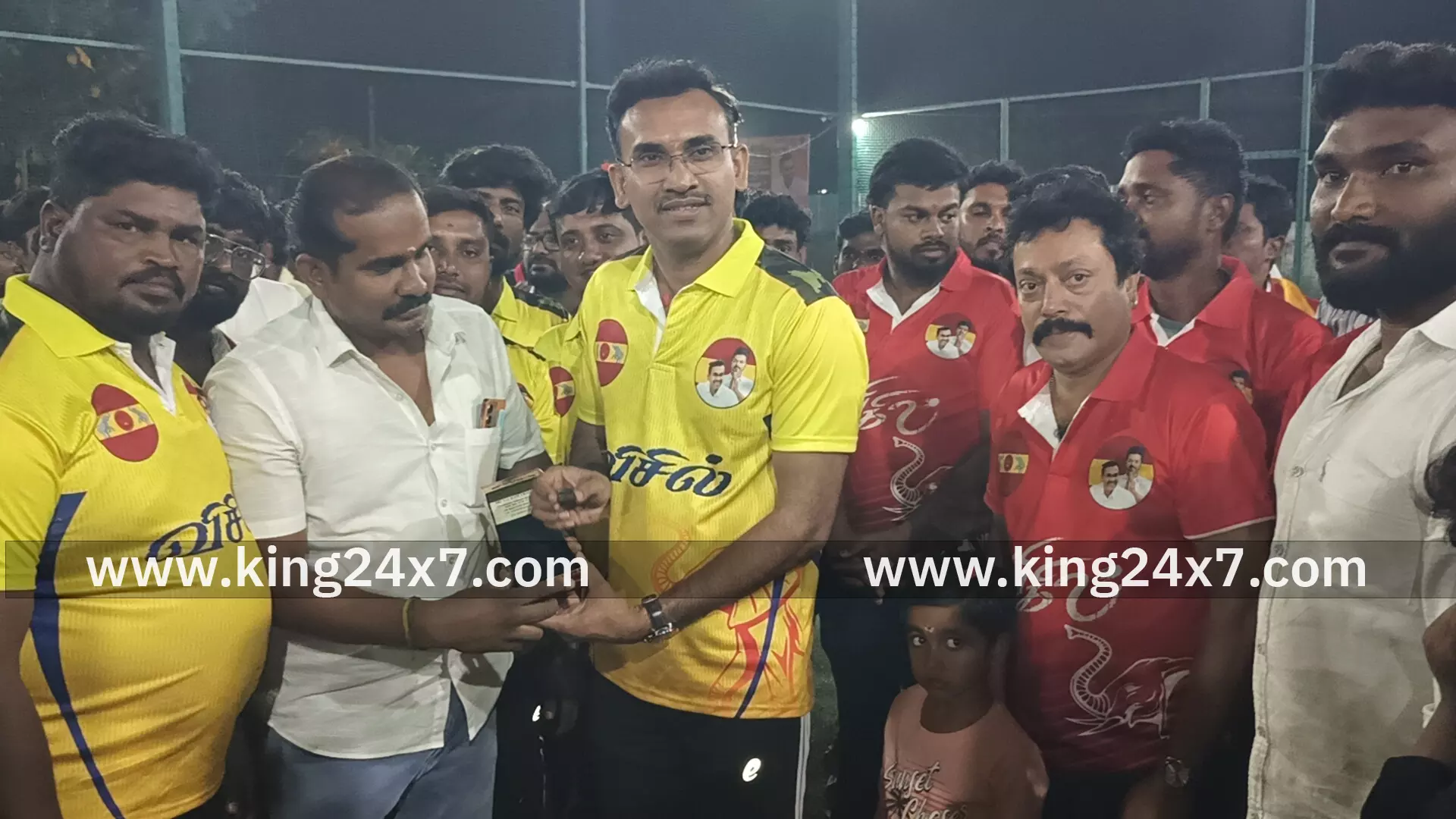 கரூர் சம்பவம் குறித்து சிபிஐ விசாரணை நடைபெற்ற வரும் நிலையில் தமிழிசை சௌந்தரராஜன் பேசியிருப்பது இன்புளூயன்ஸ் செய்கிறார்களோ என்ற எண்ணத்தை ஏற்படுத்துகிறது தவெக அருண்ராஜ் பேட்டி கரூர் சம்பவம் குறித்து சிபிஐ விசாரணை நடைபெற்ற வரும் நிலையில் தமிழிசை சௌந்தரராஜன் பேசியிருப்பது இன்புளூயன்ஸ் செய்கிறார்களோ என்ற எண்ணத்தை ஏற்படுத்துகிறது தவெக அருண்ராஜ் பேட்டி