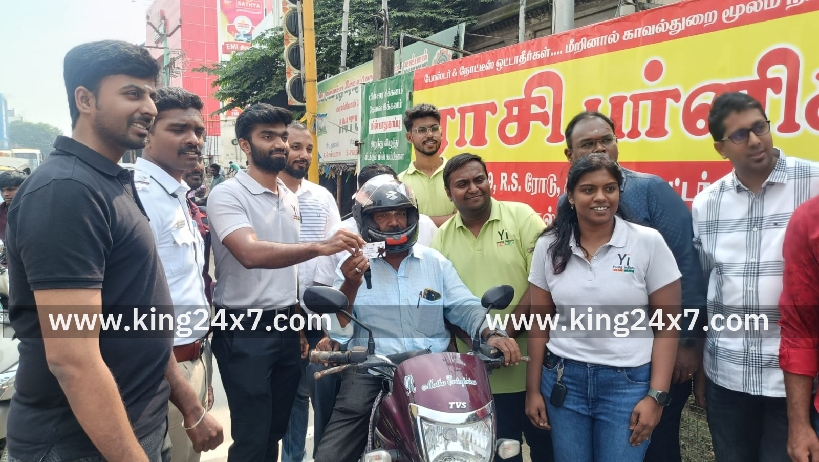 திண்டுக்கல்லில் இருசக்கர வாகனத்தில் தலைக்கவசம் அணிந்து வந்த நபர்களுக்கு இனிப்பு, வாழ்த்து அட்டை வழங்கிய போலீசார்