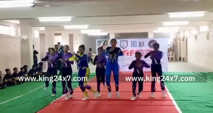 கரூரில்,உலக அளவிலான ஏரோபிக்ஸ் போட்டியில் பங்கேற்க பயிற்சி பெற்ற மாணவிகள் குழு நடனம் ஆடி அசத்தல். கரூரில்,உலக அளவிலான ஏரோபிக்ஸ் போட்டியில் பங்கேற்க பயிற்சி பெற்ற மாணவிகள் குழு நடனம் ஆடி அசத்தல்.