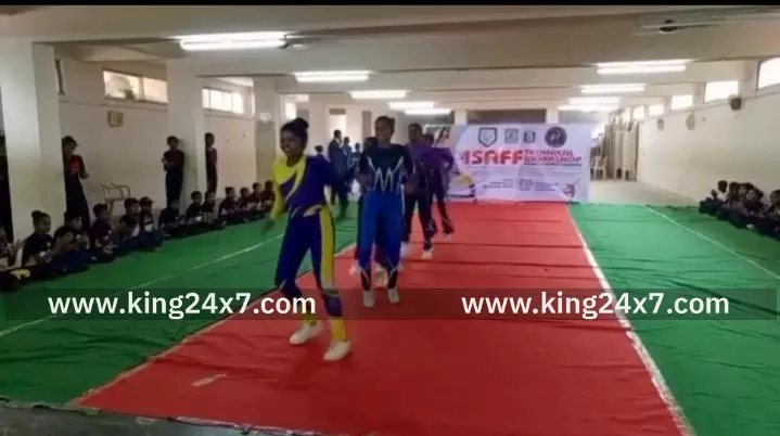 கரூரில்,உலக அளவிலான ஏரோபிக்ஸ் போட்டியில் பங்கேற்க பயிற்சி பெற்ற மாணவிகள் குழு நடனம் ஆடி அசத்தல். கரூரில்,உலக அளவிலான ஏரோபிக்ஸ் போட்டியில் பங்கேற்க பயிற்சி பெற்ற மாணவிகள் குழு நடனம் ஆடி அசத்தல்.