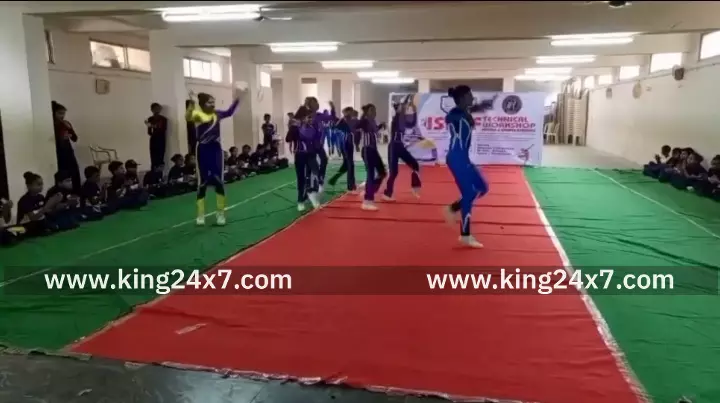 கரூரில்,உலக அளவிலான ஏரோபிக்ஸ் போட்டியில் பங்கேற்க பயிற்சி பெற்ற மாணவிகள் குழு நடனம் ஆடி அசத்தல். கரூரில்,உலக அளவிலான ஏரோபிக்ஸ் போட்டியில் பங்கேற்க பயிற்சி பெற்ற மாணவிகள் குழு நடனம் ஆடி அசத்தல்.