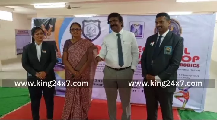 கரூரில்,உலக அளவிலான ஏரோபிக்ஸ் போட்டியில் பங்கேற்க பயிற்சி பெற்ற மாணவிகள் குழு நடனம் ஆடி அசத்தல். கரூரில்,உலக அளவிலான ஏரோபிக்ஸ் போட்டியில் பங்கேற்க பயிற்சி பெற்ற மாணவிகள் குழு நடனம் ஆடி அசத்தல்.