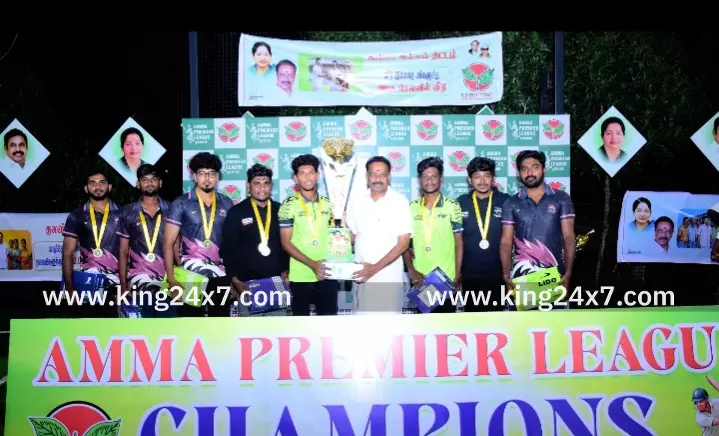 முன்னாள் முதலமைச்சர் ஜெயலலிதா 78-பிறந்த நாள்-பிரிமியர் லீக் கிரிக்கெட் போட்டியில் வெற்றி பெற்ற அணிகளுக்கு முன்னாள் அமைச்சர் MR விஜயபாஸ்கர் பரிசுத் தொகை, கோப்பைகளை வழங்கினார். முன்னாள் முதலமைச்சர் ஜெயலலிதா 78-பிறந்த நாள்-பிரிமியர் லீக் கிரிக்கெட் போட்டியில் வெற்றி பெற்ற அணிகளுக்கு முன்னாள் அமைச்சர் MR விஜயபாஸ்கர் பரிசுத் தொகை, கோப்பைகளை வழங்கினார்.