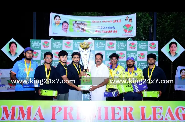 முன்னாள் முதலமைச்சர் ஜெயலலிதா 78-பிறந்த நாள்-பிரிமியர் லீக் கிரிக்கெட் போட்டியில் வெற்றி பெற்ற அணிகளுக்கு முன்னாள் அமைச்சர் MR விஜயபாஸ்கர் பரிசுத் தொகை, கோப்பைகளை வழங்கினார். முன்னாள் முதலமைச்சர் ஜெயலலிதா 78-பிறந்த நாள்-பிரிமியர் லீக் கிரிக்கெட் போட்டியில் வெற்றி பெற்ற அணிகளுக்கு முன்னாள் அமைச்சர் MR விஜயபாஸ்கர் பரிசுத் தொகை, கோப்பைகளை வழங்கினார்.