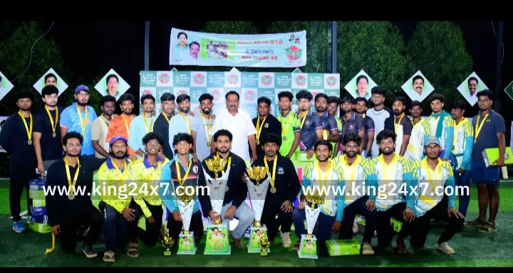 முன்னாள் முதலமைச்சர் ஜெயலலிதா 78-பிறந்த நாள்-பிரிமியர் லீக் கிரிக்கெட் போட்டியில் வெற்றி பெற்ற அணிகளுக்கு முன்னாள் அமைச்சர் MR விஜயபாஸ்கர் பரிசுத் தொகை, கோப்பைகளை வழங்கினார். முன்னாள் முதலமைச்சர் ஜெயலலிதா 78-பிறந்த நாள்-பிரிமியர் லீக் கிரிக்கெட் போட்டியில் வெற்றி பெற்ற அணிகளுக்கு முன்னாள் அமைச்சர் MR விஜயபாஸ்கர் பரிசுத் தொகை, கோப்பைகளை வழங்கினார்.