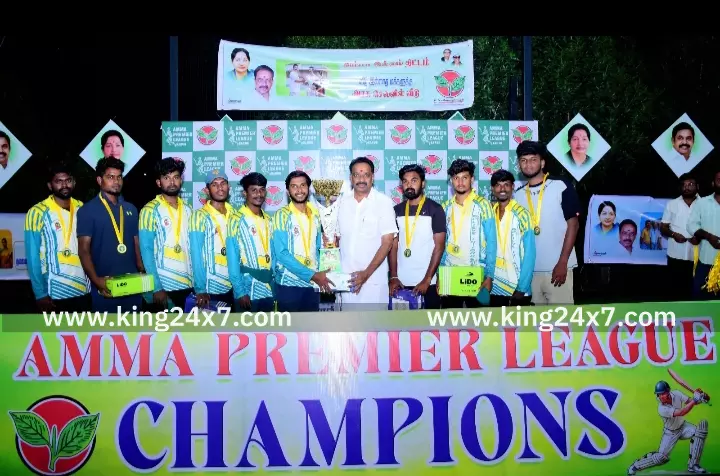 முன்னாள் முதலமைச்சர் ஜெயலலிதா 78-பிறந்த நாள்-பிரிமியர் லீக் கிரிக்கெட் போட்டியில் வெற்றி பெற்ற அணிகளுக்கு முன்னாள் அமைச்சர் MR விஜயபாஸ்கர் பரிசுத் தொகை, கோப்பைகளை வழங்கினார். முன்னாள் முதலமைச்சர் ஜெயலலிதா 78-பிறந்த நாள்-பிரிமியர் லீக் கிரிக்கெட் போட்டியில் வெற்றி பெற்ற அணிகளுக்கு முன்னாள் அமைச்சர் MR விஜயபாஸ்கர் பரிசுத் தொகை, கோப்பைகளை வழங்கினார்.