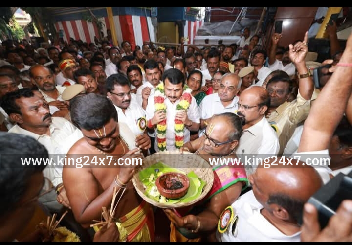 கரூர், தான்தோன்றி மலை அருள்மிகு கல்யாண வெங்கடரமண சுவாமி திருக்கோவில் திருக்குட நன்னீராட்டு பெருவிழா தமிழில் நடைபெற்றது. ஏராளமான பொதுமக்கள் கலந்துகொண்டு சுவாமி தரிசனம்.