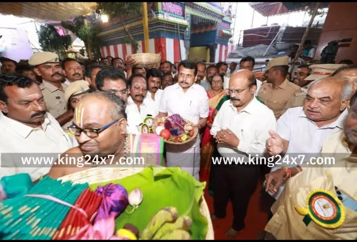 கரூர், தான்தோன்றி மலை அருள்மிகு கல்யாண வெங்கடரமண சுவாமி திருக்கோவில் திருக்குட நன்னீராட்டு பெருவிழா தமிழில் நடைபெற்றது. ஏராளமான பொதுமக்கள் கலந்துகொண்டு சுவாமி தரிசனம். கரூர், தான்தோன்றி மலை அருள்மிகு கல்யாண வெங்கடரமண சுவாமி திருக்கோவில் திருக்குட நன்னீராட்டு பெருவிழா தமிழில் நடைபெற்றது. ஏராளமான பொதுமக்கள் கலந்துகொண்டு சுவாமி தரிசனம்.