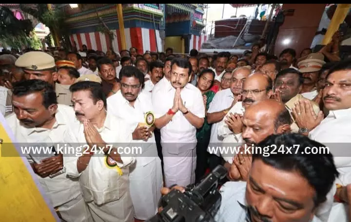 கரூர், தான்தோன்றி மலை அருள்மிகு கல்யாண வெங்கடரமண சுவாமி திருக்கோவில் திருக்குட நன்னீராட்டு பெருவிழா தமிழில் நடைபெற்றது. ஏராளமான பொதுமக்கள் கலந்துகொண்டு சுவாமி தரிசனம். கரூர், தான்தோன்றி மலை அருள்மிகு கல்யாண வெங்கடரமண சுவாமி திருக்கோவில் திருக்குட நன்னீராட்டு பெருவிழா தமிழில் நடைபெற்றது. ஏராளமான பொதுமக்கள் கலந்துகொண்டு சுவாமி தரிசனம்.