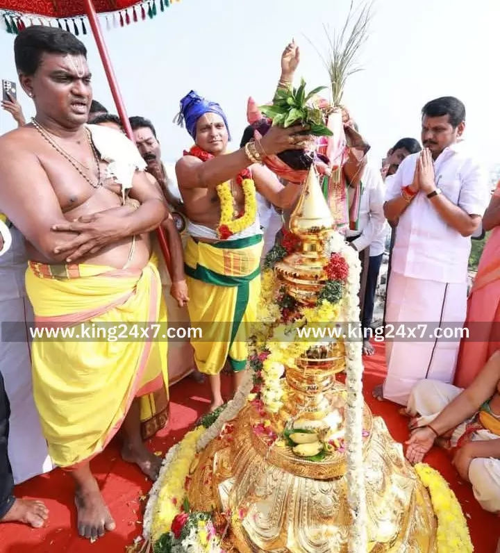 கரூர், தான்தோன்றி மலை அருள்மிகு கல்யாண வெங்கடரமண சுவாமி திருக்கோவில் திருக்குட நன்னீராட்டு பெருவிழா தமிழில் நடைபெற்றது. ஏராளமான பொதுமக்கள் கலந்துகொண்டு சுவாமி தரிசனம். கரூர், தான்தோன்றி மலை அருள்மிகு கல்யாண வெங்கடரமண சுவாமி திருக்கோவில் திருக்குட நன்னீராட்டு பெருவிழா தமிழில் நடைபெற்றது. ஏராளமான பொதுமக்கள் கலந்துகொண்டு சுவாமி தரிசனம்.