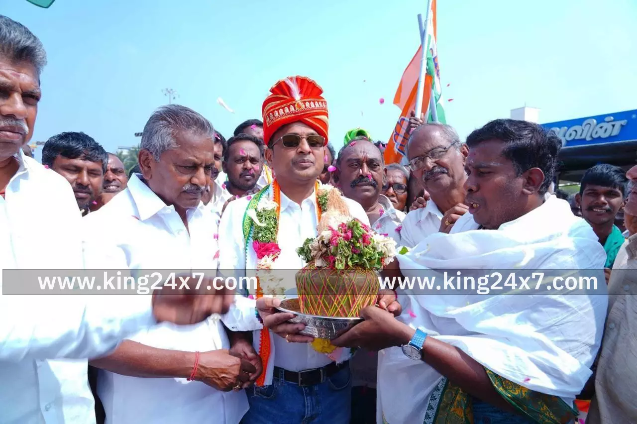 நாமக்கல்லை முன்னேறிய மாவட்டமாக்க தொழிற்புரட்சி மற்றும் விவசாயப் புரட்சிகளை ஏற்படுத்துவேன் காங்கிரஸின் புதிய மாவட்டத் தலைவர் டாக்டர் செந்தில் சூளுரை. நாமக்கல்லை முன்னேறிய மாவட்டமாக்க தொழிற்புரட்சி மற்றும் விவசாயப் புரட்சிகளை ஏற்படுத்துவேன் காங்கிரஸின் புதிய மாவட்டத் தலைவர் டாக்டர் செந்தில் சூளுரை.