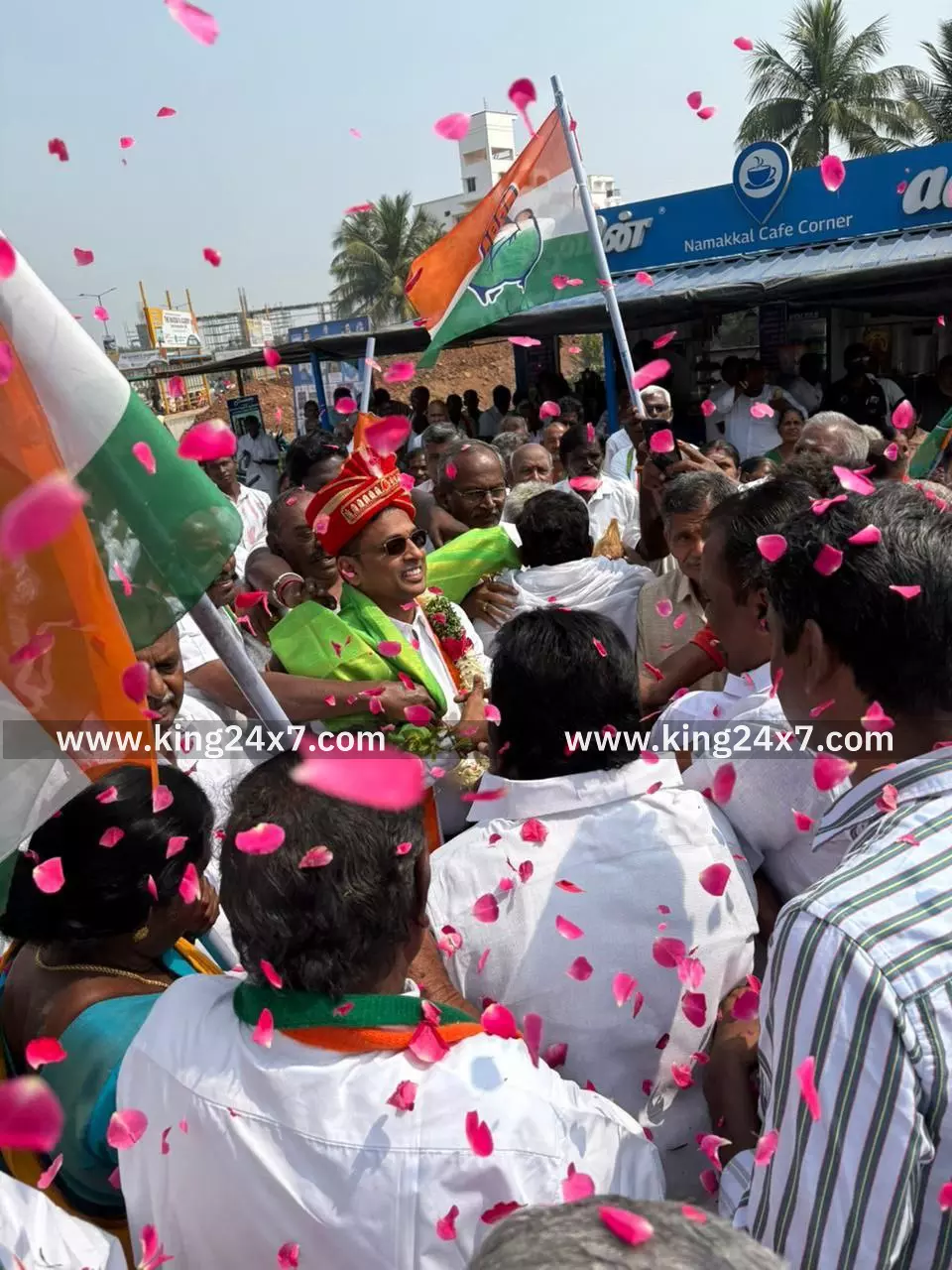 நாமக்கல்லை முன்னேறிய மாவட்டமாக்க தொழிற்புரட்சி மற்றும் விவசாயப் புரட்சிகளை ஏற்படுத்துவேன் காங்கிரஸின் புதிய மாவட்டத் தலைவர் டாக்டர் செந்தில் சூளுரை. நாமக்கல்லை முன்னேறிய மாவட்டமாக்க தொழிற்புரட்சி மற்றும் விவசாயப் புரட்சிகளை ஏற்படுத்துவேன் காங்கிரஸின் புதிய மாவட்டத் தலைவர் டாக்டர் செந்தில் சூளுரை.