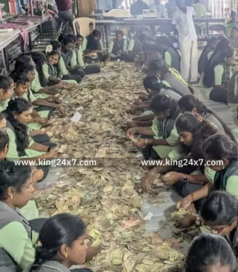 பழனி தண்டாயுதபாணி சுவாமி கோயில் உண்டியல் காணிக்கைகள் முதல் நாள் வரவாக ரூ.3.35 கோடி பழனி தண்டாயுதபாணி சுவாமி கோயில் உண்டியல் காணிக்கைகள் முதல் நாள் வரவாக ரூ.3.35 கோடி