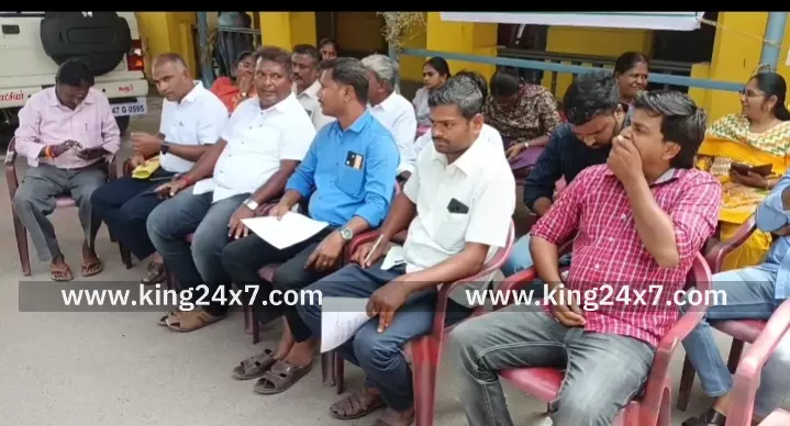 கரூரில் 6- அம்ச கோரிக்கைகளை வலியுறுத்தி தொடர் காத்திருப்பு போராட்டத்தில் ஈடுபட்ட தமிழ்நாடு கிராம நிர்வாக அலுவலர் சங்கத்தினர். கரூரில் 6- அம்ச கோரிக்கைகளை வலியுறுத்தி தொடர் காத்திருப்பு போராட்டத்தில் ஈடுபட்ட தமிழ்நாடு கிராம நிர்வாக அலுவலர் சங்கத்தினர்.