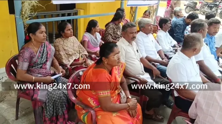 கரூரில் 6- அம்ச கோரிக்கைகளை வலியுறுத்தி தொடர் காத்திருப்பு போராட்டத்தில் ஈடுபட்ட தமிழ்நாடு கிராம நிர்வாக அலுவலர் சங்கத்தினர். கரூரில் 6- அம்ச கோரிக்கைகளை வலியுறுத்தி தொடர் காத்திருப்பு போராட்டத்தில் ஈடுபட்ட தமிழ்நாடு கிராம நிர்வாக அலுவலர் சங்கத்தினர்.