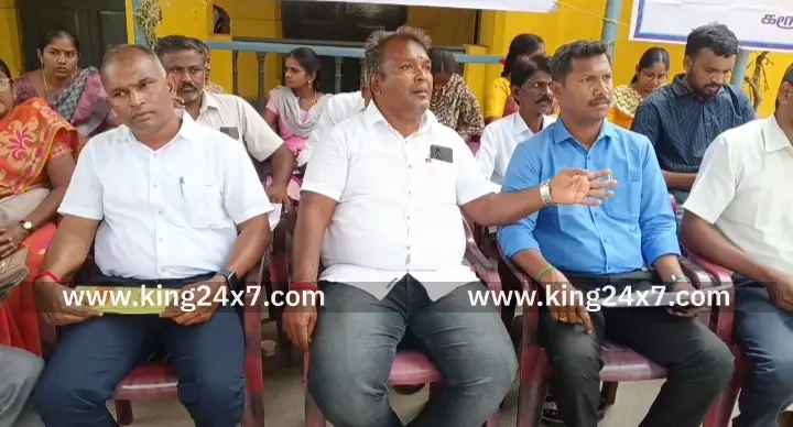 கரூரில் 6- அம்ச கோரிக்கைகளை வலியுறுத்தி தொடர் காத்திருப்பு போராட்டத்தில் ஈடுபட்ட தமிழ்நாடு கிராம நிர்வாக அலுவலர் சங்கத்தினர். கரூரில் 6- அம்ச கோரிக்கைகளை வலியுறுத்தி தொடர் காத்திருப்பு போராட்டத்தில் ஈடுபட்ட தமிழ்நாடு கிராம நிர்வாக அலுவலர் சங்கத்தினர்.