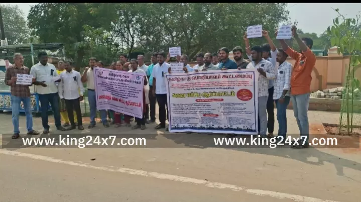 கரூரில், ஊதிய முரண்பாடுகளை களைய வலியுறுத்தி கருப்பு பட்டை அணிந்து ஆர்ப்பாட்டத்தில் ஈடுபட்ட தமிழ்நாடு பொறியாளர்களின் கூட்டமைப்பினர். கரூரில், ஊதிய முரண்பாடுகளை களைய வலியுறுத்தி கருப்பு பட்டை அணிந்து ஆர்ப்பாட்டத்தில் ஈடுபட்ட தமிழ்நாடு பொறியாளர்களின் கூட்டமைப்பினர்.