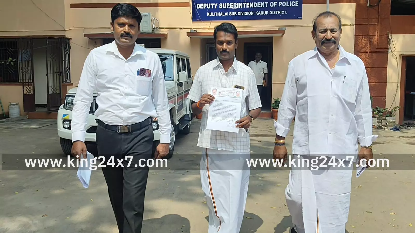 குளித்தலை காவல் துணை கண்காணிப்பாளரிடம் தேமுதிக நிர்வாகிகள் புகார் மனு குளித்தலை காவல் துணை கண்காணிப்பாளரிடம் தேமுதிக நிர்வாகிகள் புகார் மனு