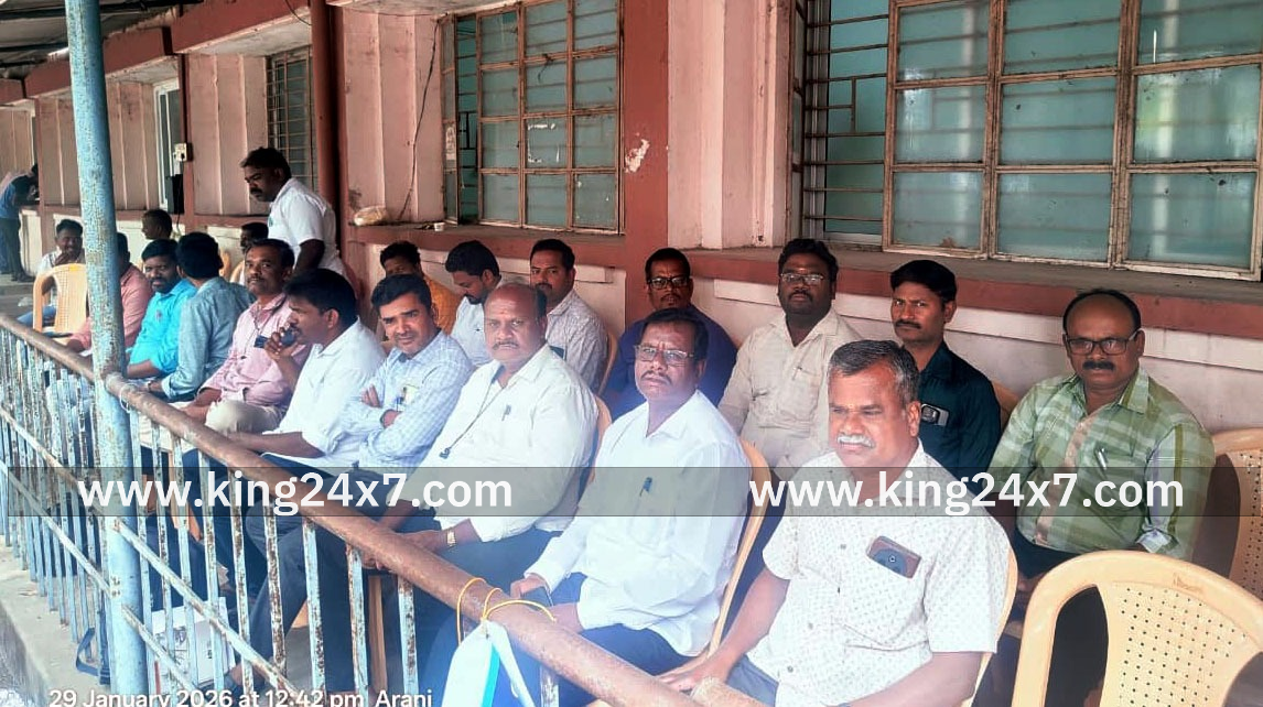 ஆரணி வட்டாட்சியர் அலுவலகத்தில் கிராம நிர்வாக  அலுவலர்கள் சங்கத்தினர் காத்திருப்பு போராட்டம்.