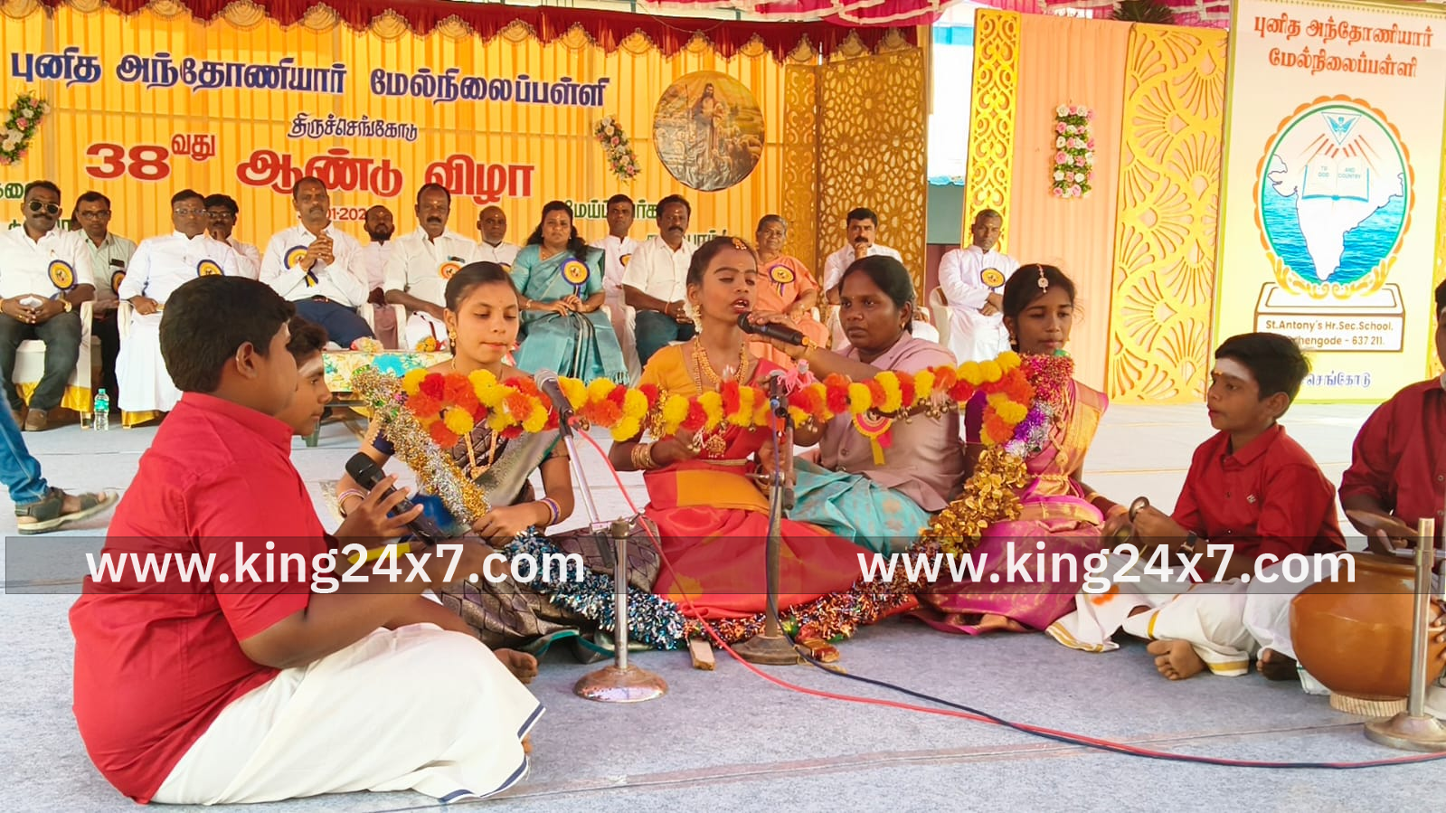 பள்ளியின் ஆண்டறிக்கை வில்லுப்பாட்டாக வாசித்த பள்ளி மாணவ மாணவிகள்திருச்செங்கோடு பள்ளி ஆண்டு விழாவில் புதுமை