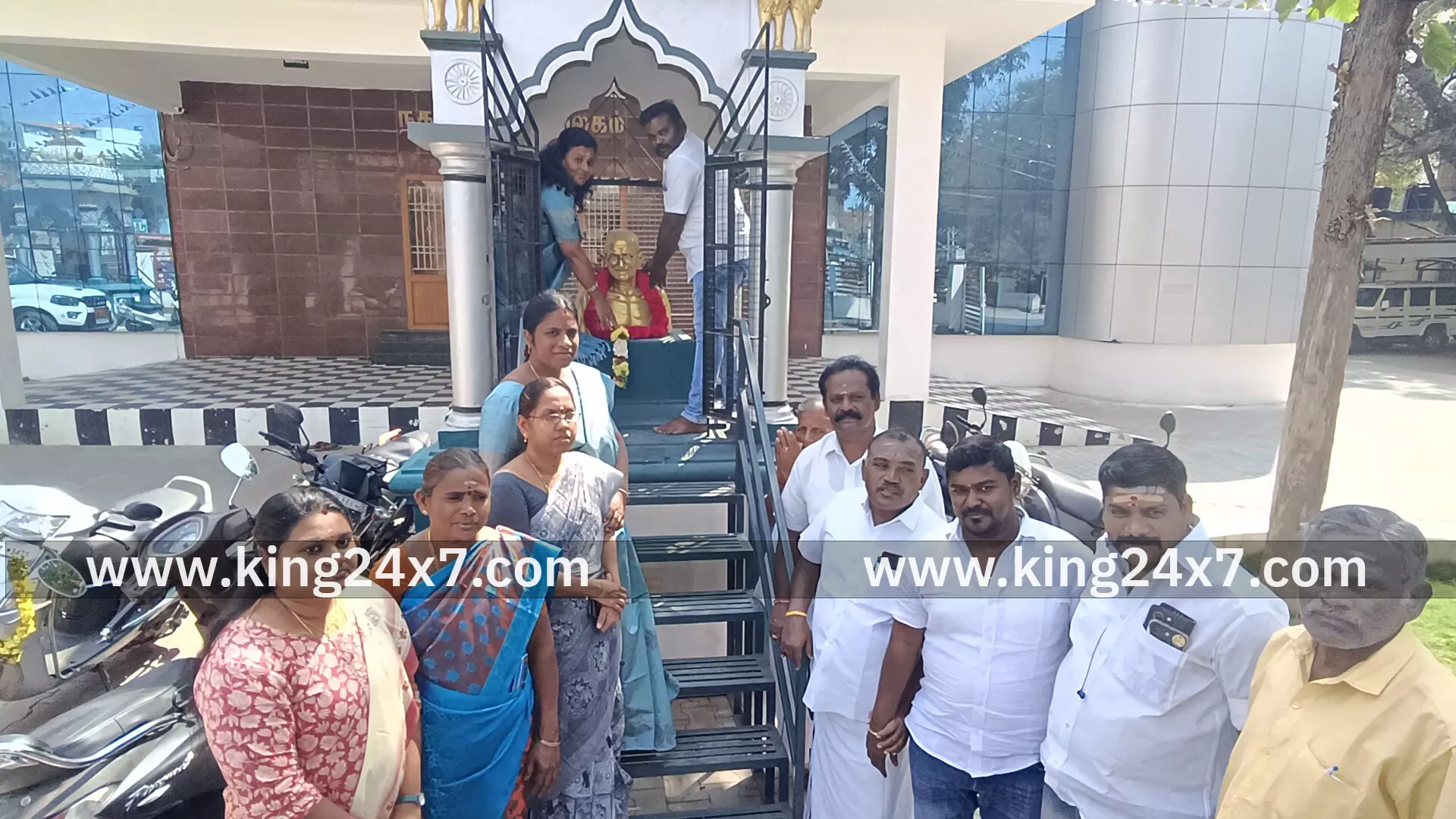 திருச்செங்கோடு நகராட்சியில் காந்தியடிகள் நினைவு தினத்தை ஒட்டி உருவச் சிலைக்கு நகர் மன்ற தலைவர் நளினி சுரேஷ் பாபு மாலை அணிவித்து மரியாதை தீண்டாமை ஒழிப்பு உறுதிமொழி ஏற்பு திருச்செங்கோடு நகராட்சியில் காந்தியடிகள் நினைவு தினத்தை ஒட்டி உருவச் சிலைக்கு நகர் மன்ற தலைவர் நளினி சுரேஷ் பாபு மாலை அணிவித்து மரியாதை தீண்டாமை ஒழிப்பு உறுதிமொழி ஏற்பு