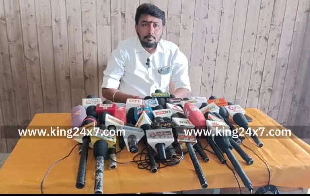 பத்திரிக்கையாளர் பாதுகாப்பு தனி சட்டத்தை தமிழக முதல்வர் உடனடியாக சட்டப்பேரவையில் நிறைவேற்ற வேண்டும். கரூரில் பாமக கிழக்கு மாவட்ட செயலாளர் பிரேம்நாத் பேட்டி. பத்திரிக்கையாளர் பாதுகாப்பு தனி சட்டத்தை தமிழக முதல்வர் உடனடியாக சட்டப்பேரவையில் நிறைவேற்ற வேண்டும். கரூரில் பாமக கிழக்கு மாவட்ட செயலாளர் பிரேம்நாத் பேட்டி.