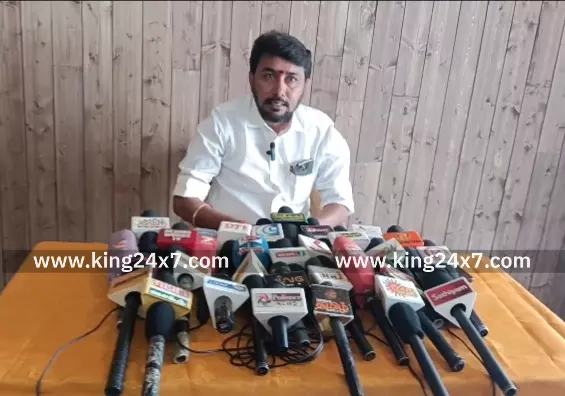 பத்திரிக்கையாளர் பாதுகாப்பு தனி சட்டத்தை தமிழக முதல்வர் உடனடியாக சட்டப்பேரவையில் நிறைவேற்ற வேண்டும். கரூரில் பாமக கிழக்கு மாவட்ட செயலாளர் பிரேம்நாத் பேட்டி. பத்திரிக்கையாளர் பாதுகாப்பு தனி சட்டத்தை தமிழக முதல்வர் உடனடியாக சட்டப்பேரவையில் நிறைவேற்ற வேண்டும். கரூரில் பாமக கிழக்கு மாவட்ட செயலாளர் பிரேம்நாத் பேட்டி.