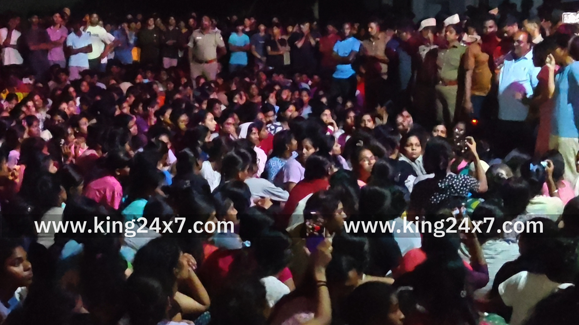 தனியார் கல்லூரியில் மாணவ மாணவிகள் விடிய விடிய போராட்டம்