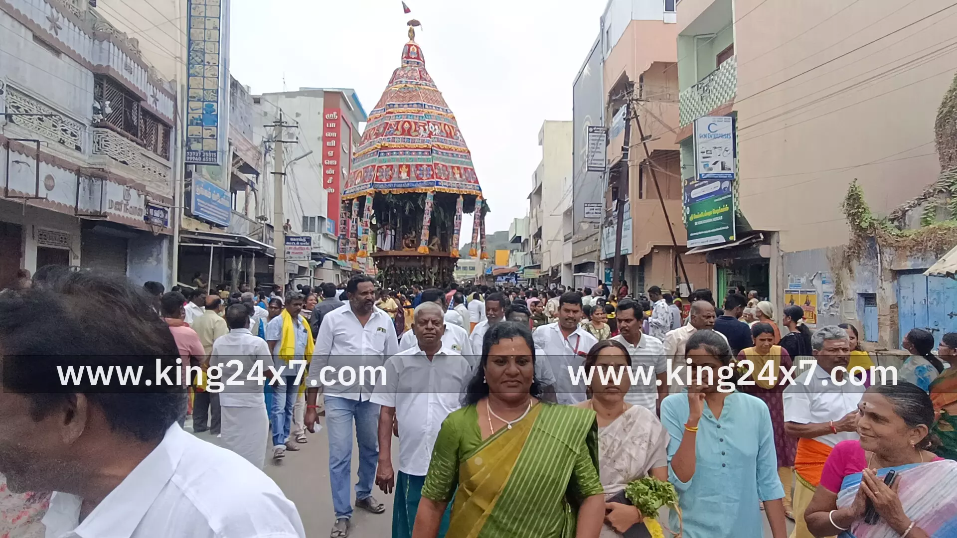 திருச்செங்கோட்டில் தைப்பூச தேரோட்டம் சட்டமன்ற உறுப்பினர் ஈஸ்வரன், நகர் மன்ற தலைவர் நளினி சுரேஷ்பாபு, ஆகியோர் வடம் பிடித்தனர் திருச்செங்கோட்டில் தைப்பூச தேரோட்டம் சட்டமன்ற உறுப்பினர் ஈஸ்வரன், நகர் மன்ற தலைவர் நளினி சுரேஷ்பாபு, ஆகியோர் வடம் பிடித்தனர்